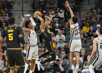 2022-04-10T010721Z_881666324_MT1USATODAY18053484_RTRMADP_3_NBA-GOLDEN-STATE-WARRIORS-AT-SAN-ANTONIO-SPURS-728x485.jpg