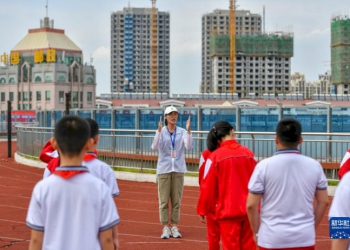 สุดทึ่ง!!!-โรงเรียนประถมจีนสร้างสนามกีฬาลอยฟ้า