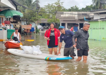 “สกีฬากระดานโต้คลื่น”-มอบอาหารเครื่องดื่มช่วยผู้ประสบภัยน้ำท่วม-จ.ภูเก็ต